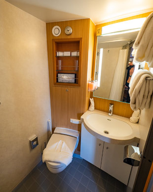 Quest Double Cabin Bathroom